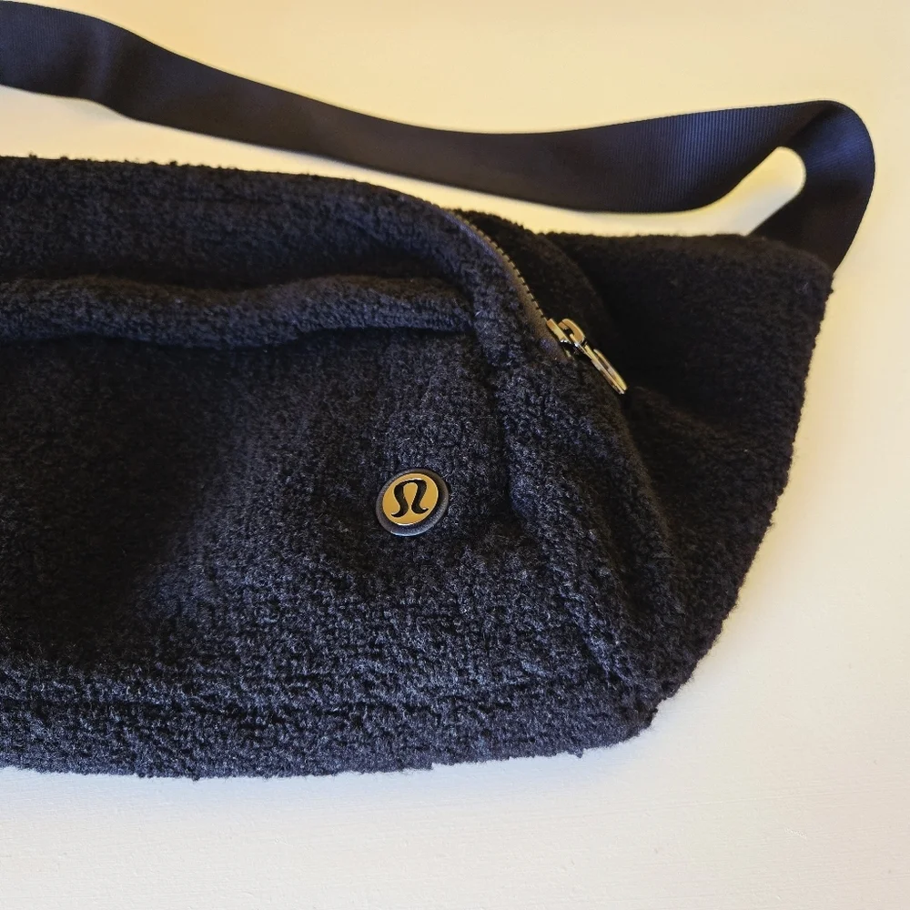 Lululemon On The Beat Black Sherpa Fleece Over The Shoulder Crossbody Belt Bag - Picture 8 of 14